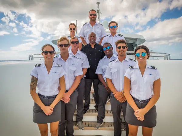 Équipage Yacht Evolution préparant une croisière au port