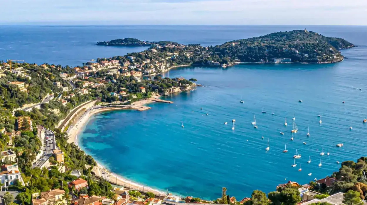 Panorama sur la rade de Villefranche-sur-Mer et sa citadelle