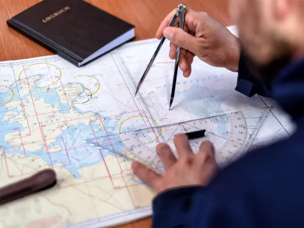 Capitaine étudiant la carte de navigation avant le départ